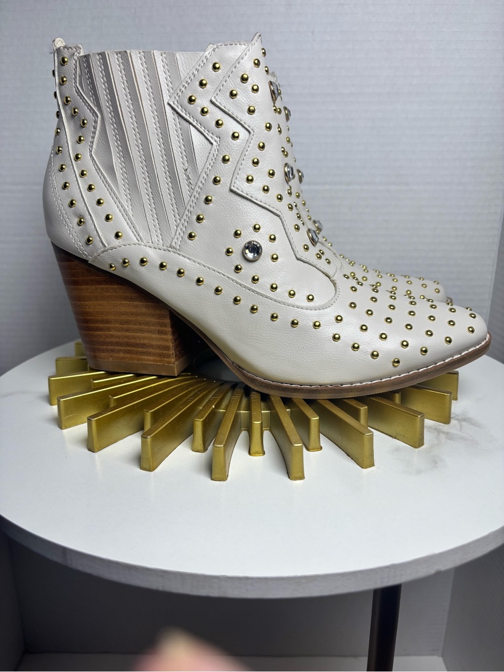 Coconuts by Matisse White Studded Leather Ankle Booties size 7 NWOT